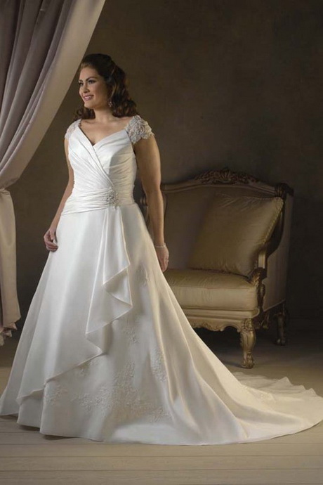 Abiti da sposa ampi con strascico