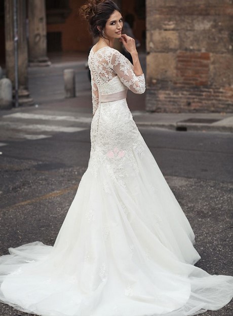 Abito da sposa in pizzo con maniche