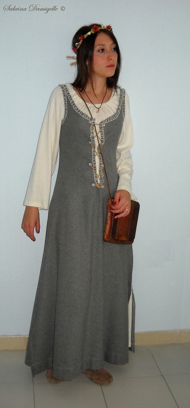 Vestiti dame medievali