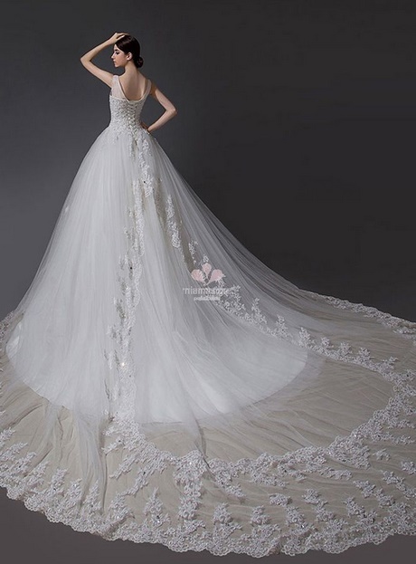 Abiti da sposa con coda lunghissima