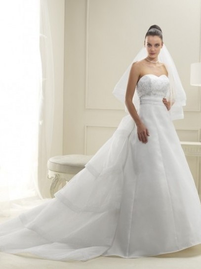 Abiti da sposa con coda