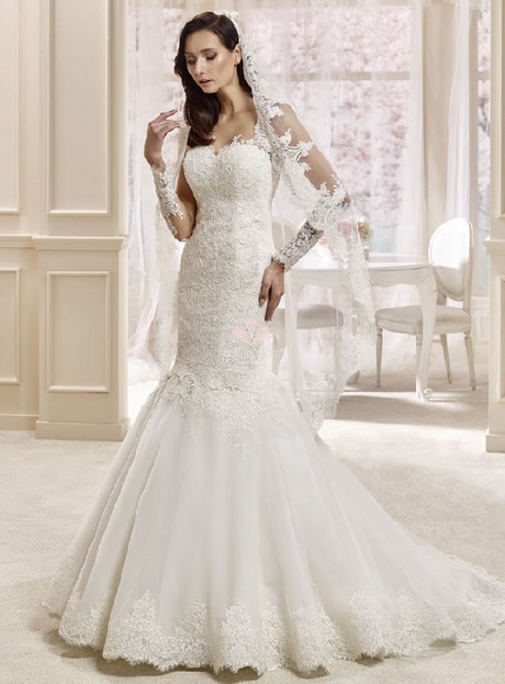 Abiti da sposa con pizzo sulla schiena