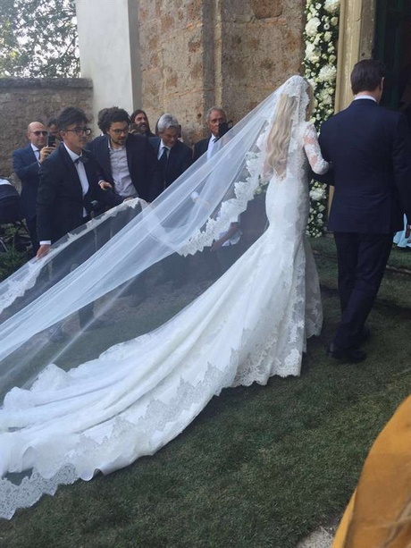 Abiti da sposa strascico lungo