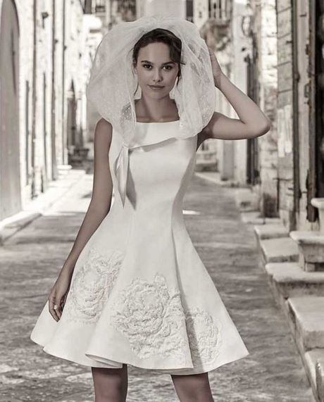 Abito da sposa in pizzo 2023